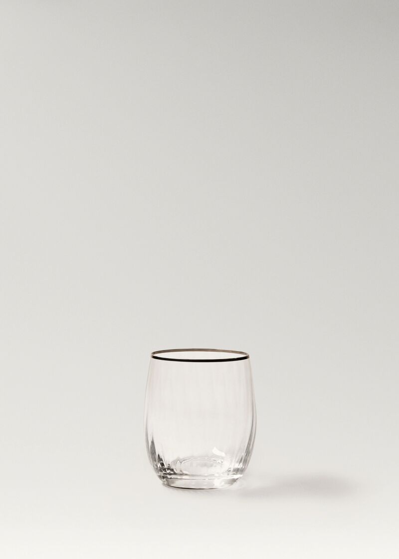 Vaso con relieve dorado.