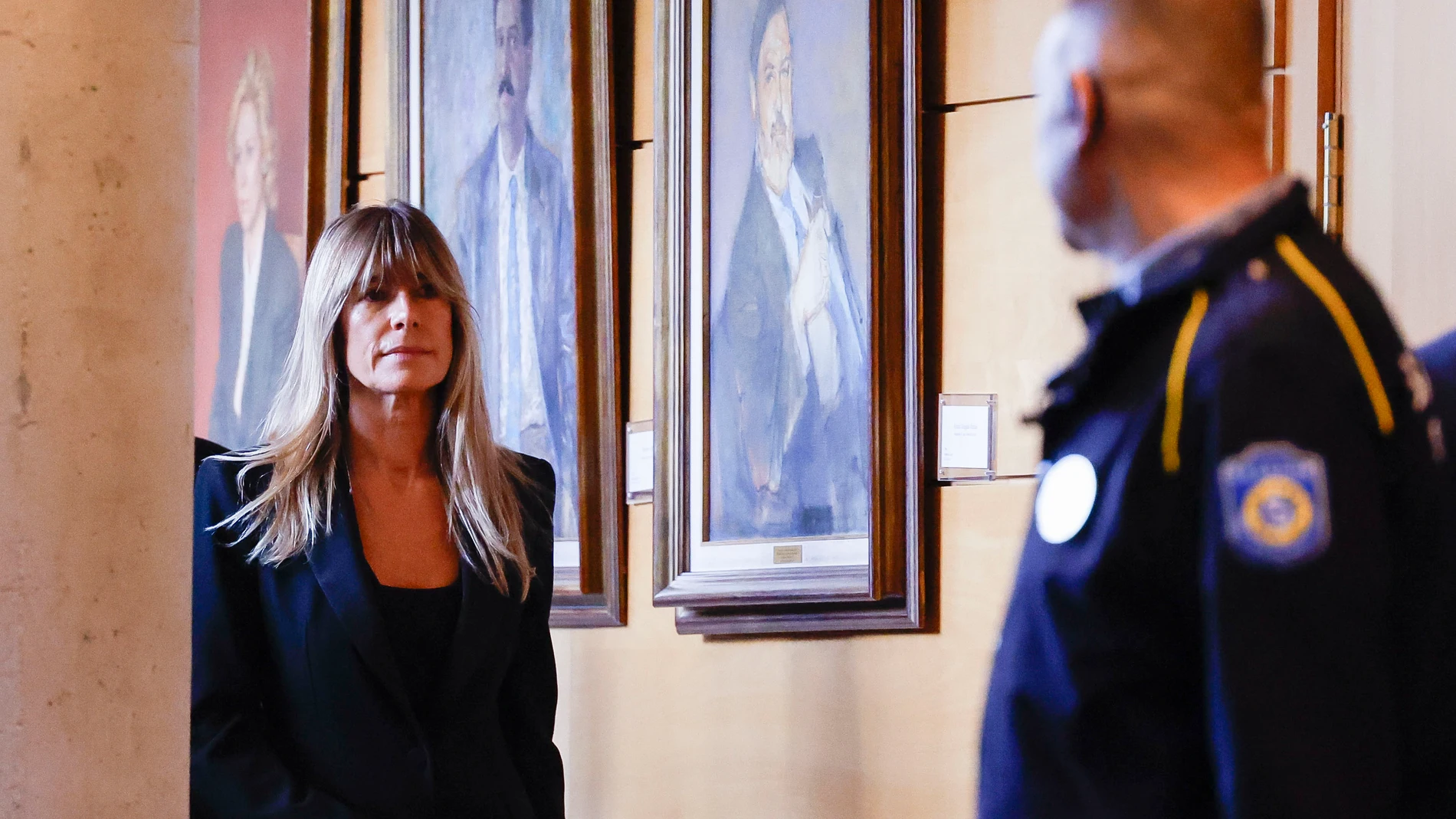 MADRID, 13/11/2024.- Begoña Gómez, esposa del presidente del gobierno Pedro Sánchez, llega para comparecer en la primera sesión de la comisión de investigación impulsada por el PP para dilucidar si tuvo "tratos de favor" por la Universidad Complutense para la creación de su cátedra, este miércoles en la Asamblea de Madrid. Gómez se ha acogido este miércoles a su derecho a no declarar en la citada comisión. EFE/Javier Lizón