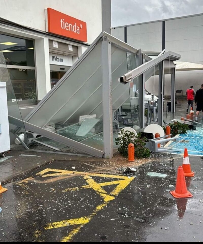 Gasolinera de Mijas (Málaga) tras el paso de un tornado