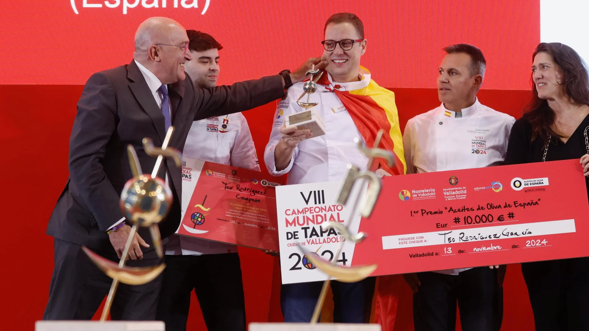 carnero entrega el premio a Teo Rodríguez como ganador del Campeonato Mundial de Tapas celebrado en Valladolid