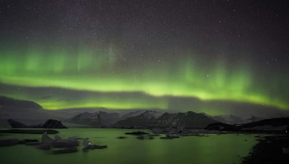 Fotografía de una aurora boreal en Islandia