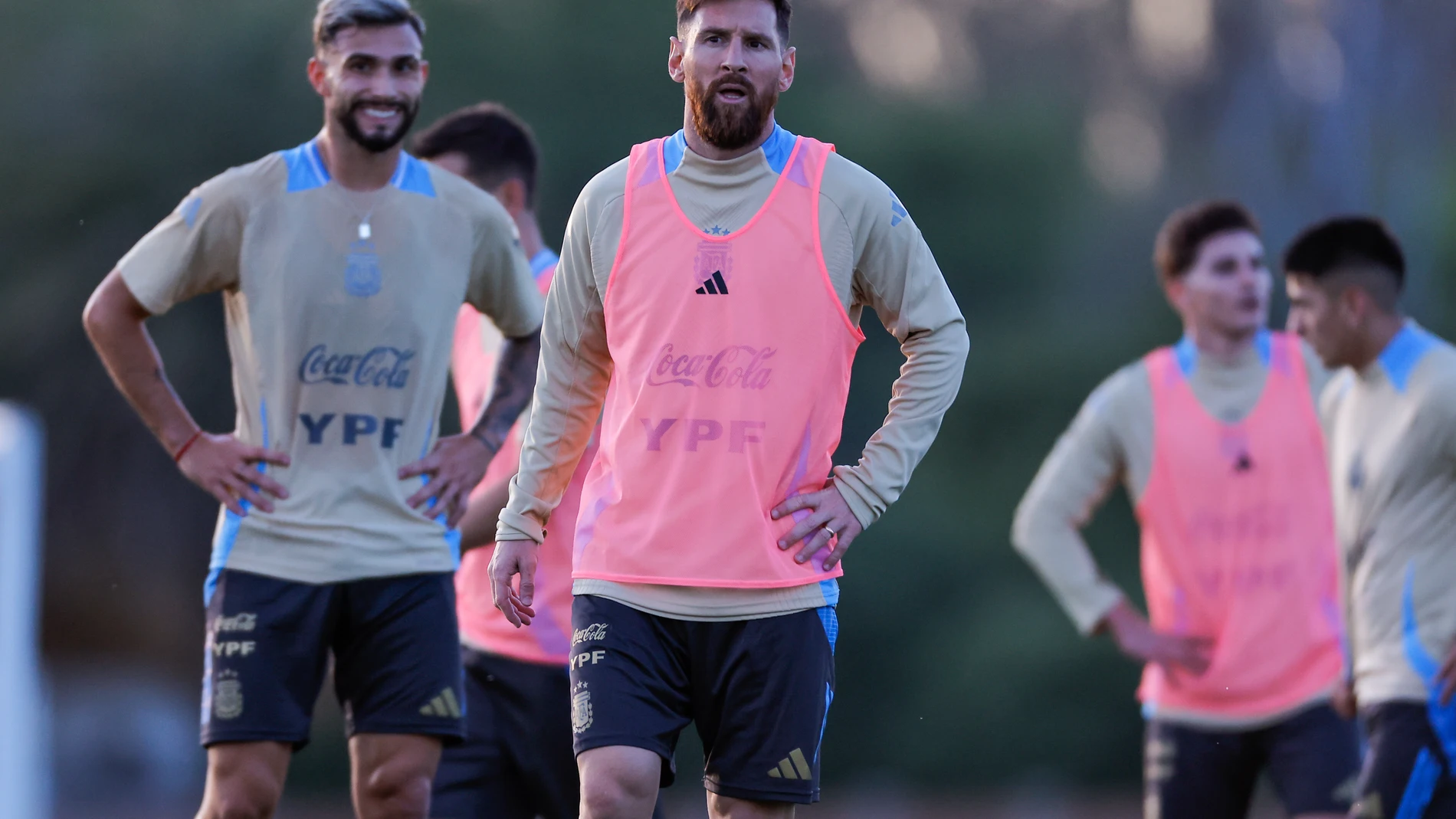 AME6553. EZEIZA (ARGENTINA), 12/11/2024.- Lionel Messi (c) de la selección de Argentina participa en un entrenamiento, previo al partido contra Paraguay por la fecha 11 de las Eliminatorias Sudamericanas al Mundial de 2026 este martes, en Ezeiza (Argentina). EFE/ Juan Ignacio Roncoroni