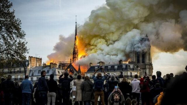 Parisinos y turistas observando el incendio de Notre Dame, en 2019