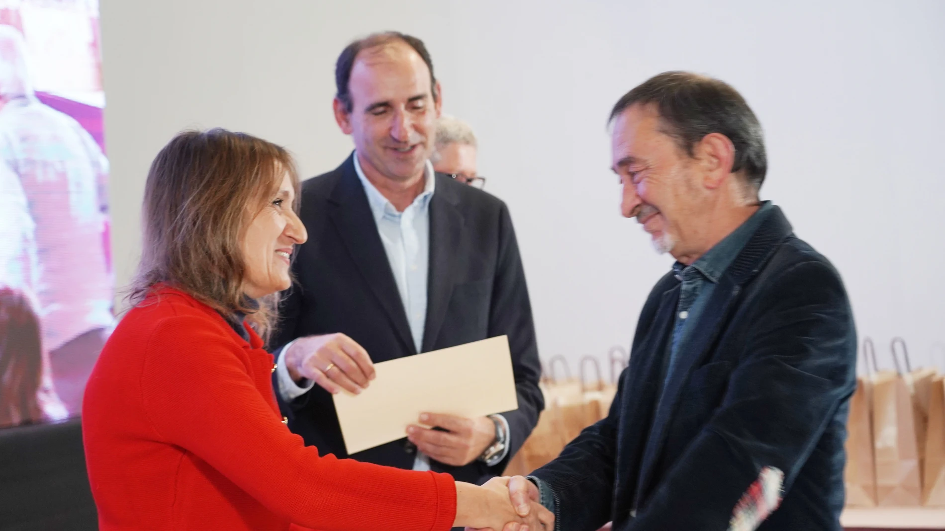 La consejera de Educación, Rocío Lucas, preside la entrega de diplomas a los Profesores Honoríficos 2024-2025