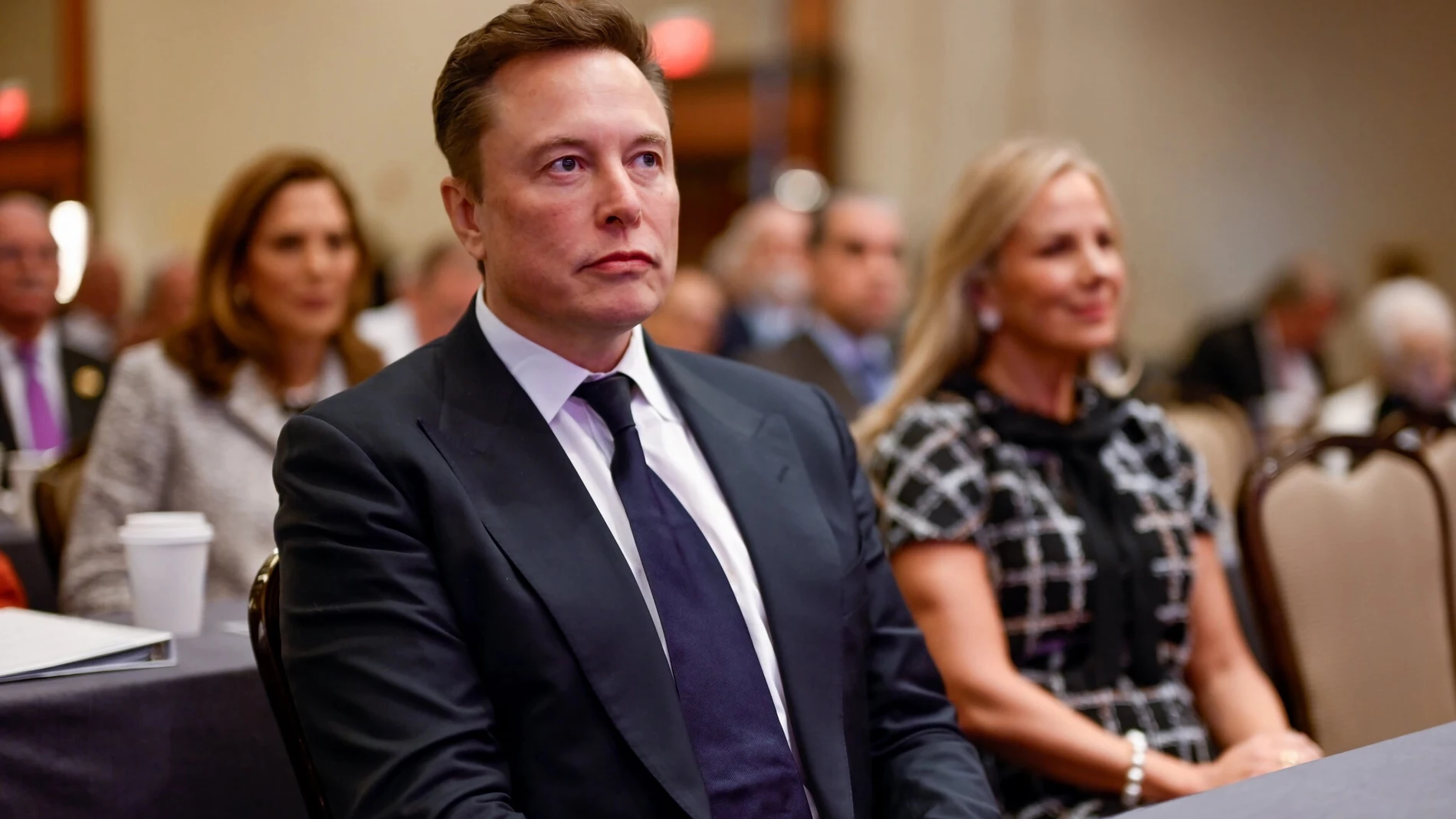 USA8930. WASHINGTON (DC, EEUU), 13/11/2024.- Fotografía divulgada por Team Trump donde aparece el empresario y magnate Elon Musk, escuchando durante la reunión del presidente electo de Estados Unidos, Donald Trump, con legisladores republicanos celebrada este miércoles en Washington (EE.UU.). El presidente electo de Estados Unidos, Donald Trump, destacó este miércoles que la "política es dura" en su regreso a la Casa Blanca, aunque agradeció al actual mandatario, Joe Biden, sus esfuerzos para...