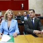 Carolina España y Juanma Moreno, en el Parlamento andaluz