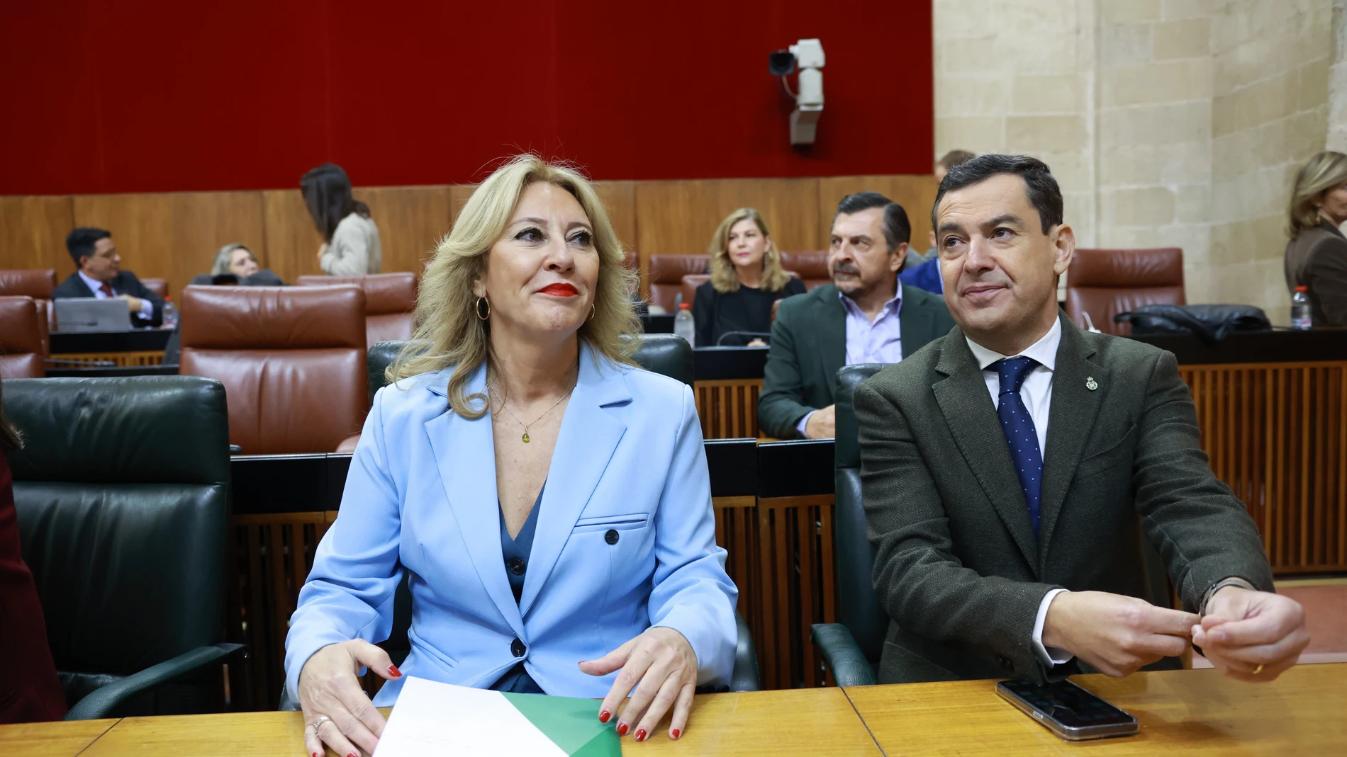 Carolina España y Juanma Moreno, en el Parlamento andaluz