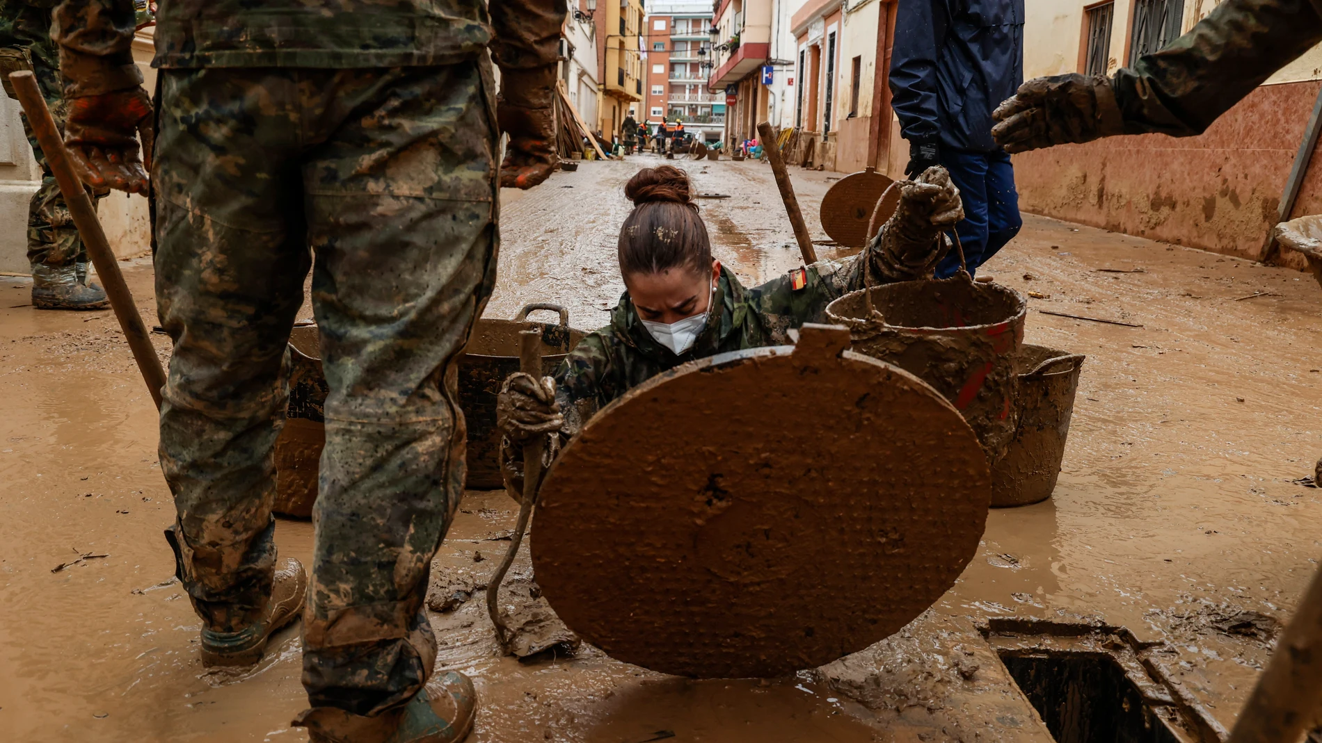Militares trabajan para desatascar las alcantarillas, a 13 de noviembre de 2024, en Paiporta, Valencia, Comunidad Valenciana (España). El pasado 29 de octubre una DANA asoló la provincia de Valencia. La peor gota fría del país en el siglo se salda con 215 víctimas mortales y se contabilizan 23 desaparecidos. Mientras la población intenta recuperarse de la tragedia, la Agencia Estatal de Meteorología (Aemet) ha activado una nueva alerta naranja por la llegada de una nueva DANA que llegará a pa...