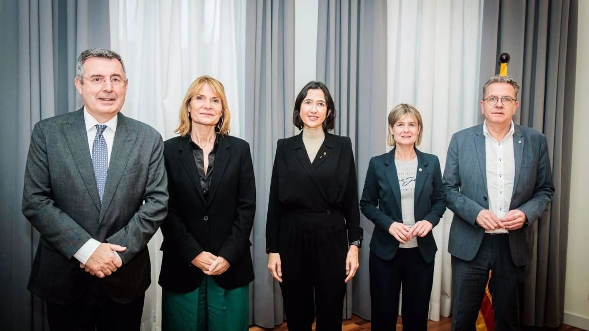 La consellera de Interior y Seguridad Pública, Núria Parlón, junto a los representantes de las cuatro diputaciones de Catalunya