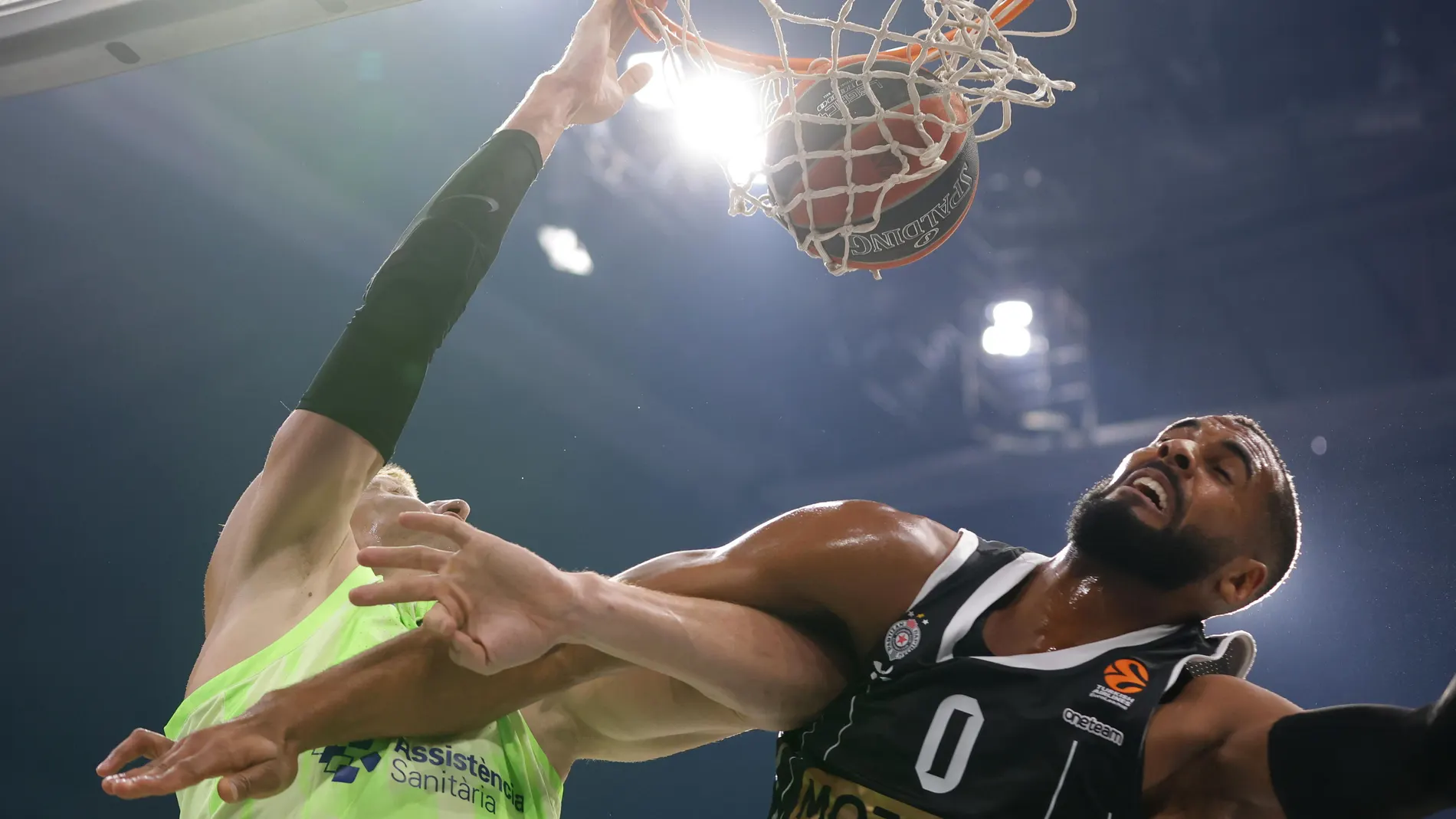 Vesely machaca en presencia de Davies