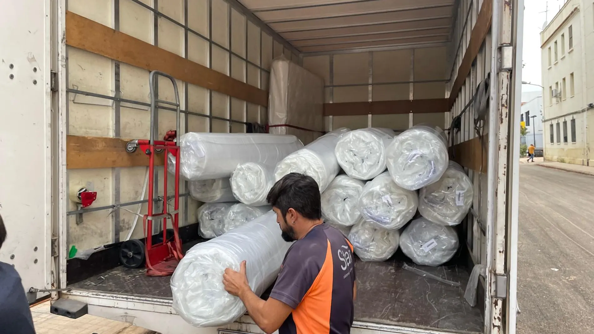 Valencia coordina el reparto de colchones a los hogares que han perdido sus enseres
