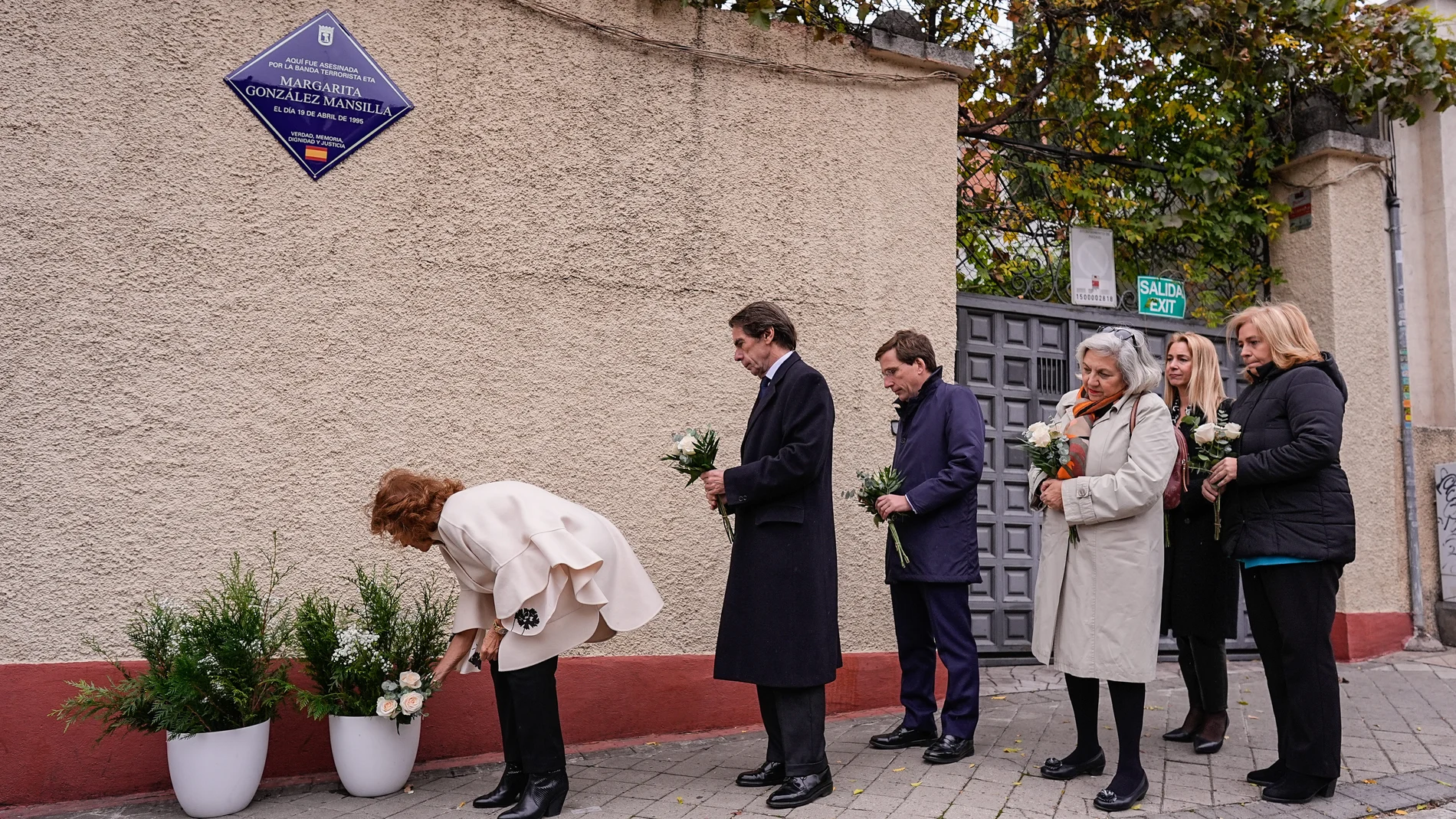 La ciudad de Madrid recuerda desde este miércoles con una placa a Margarita González Mansilla, víctima mortal del atentado cometido por ETA en 1995 contra el expresidente del Gobierno José María Aznar REMITIDA / HANDOUT por AYUNTAMIENTO DE MADRID Fotografía remitida a medios de comunicación exclusivamente para ilustrar la noticia a la que hace referencia la imagen, y citando la procedencia de la imagen en la firma 13/11/2024