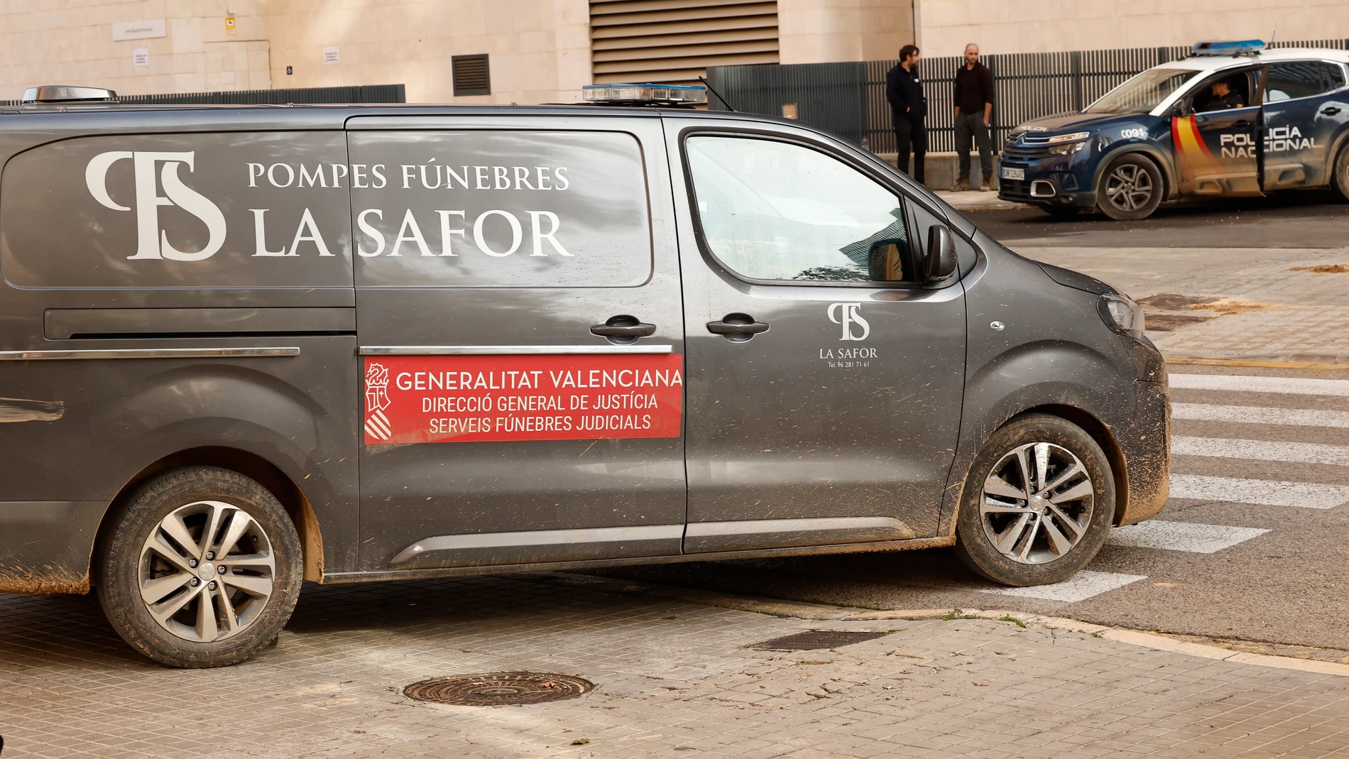 Llegada coche fúnebre a la morgue de la Ciudad de la Justicia en Valencia
