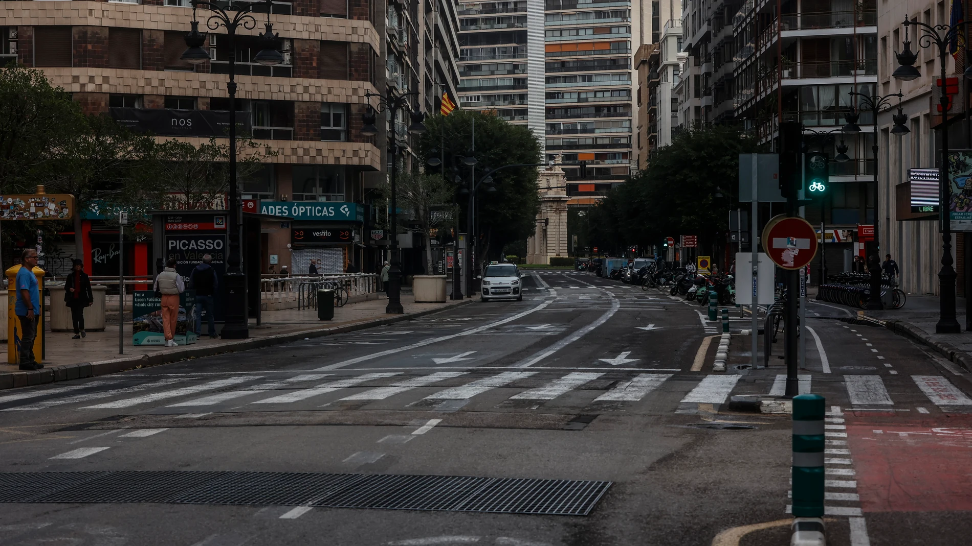 Calle Colón, a 14 de noviembre de 2024, en Valencia, Comunidad Valenciana (España). El pasado 29 de octubre una DANA asoló la provincia de Valencia. La peor gota fría del país en el siglo se salda con 216 víctimas mortales. Ayer, otra DANA pasó por Valencia mucho más leve que la anterior. Cullera ha sido el municipio que más lluvias ha registrado superando los 90 litros por metro cuadrado. A pesar de que ayer, la AEMET activó la alerta roja en Valencia, hoy la ha rebajado a amarillo tras el p...