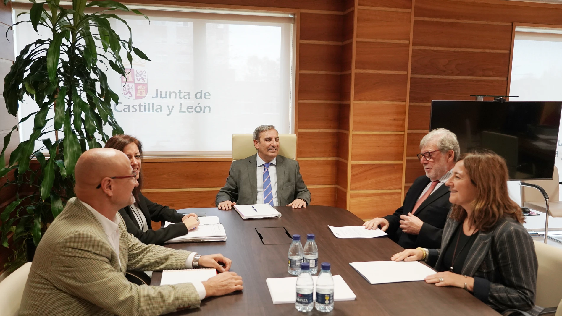 El consejero de Movilidad, José Luis Sanz Merino, se reúne con el presidente de la CEOE Castilla y León, Santiago Aparicio, y la secretaria general Teresa Cetulio