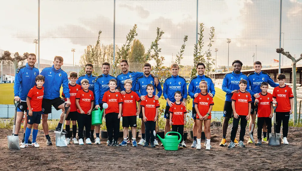 Jugadores del Osasuna plantan árboles en la ciudad deportiva de Tajonar