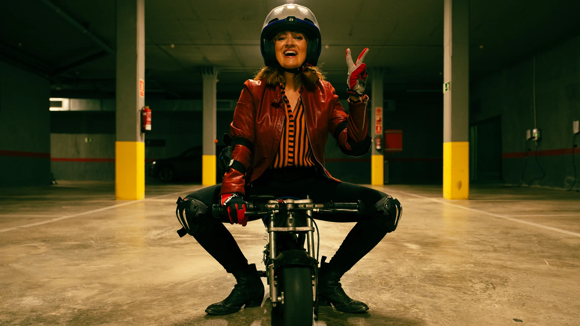 Que la mediadora va siempre como una moto no se trata de ningún eufemismo, ni mucho menos