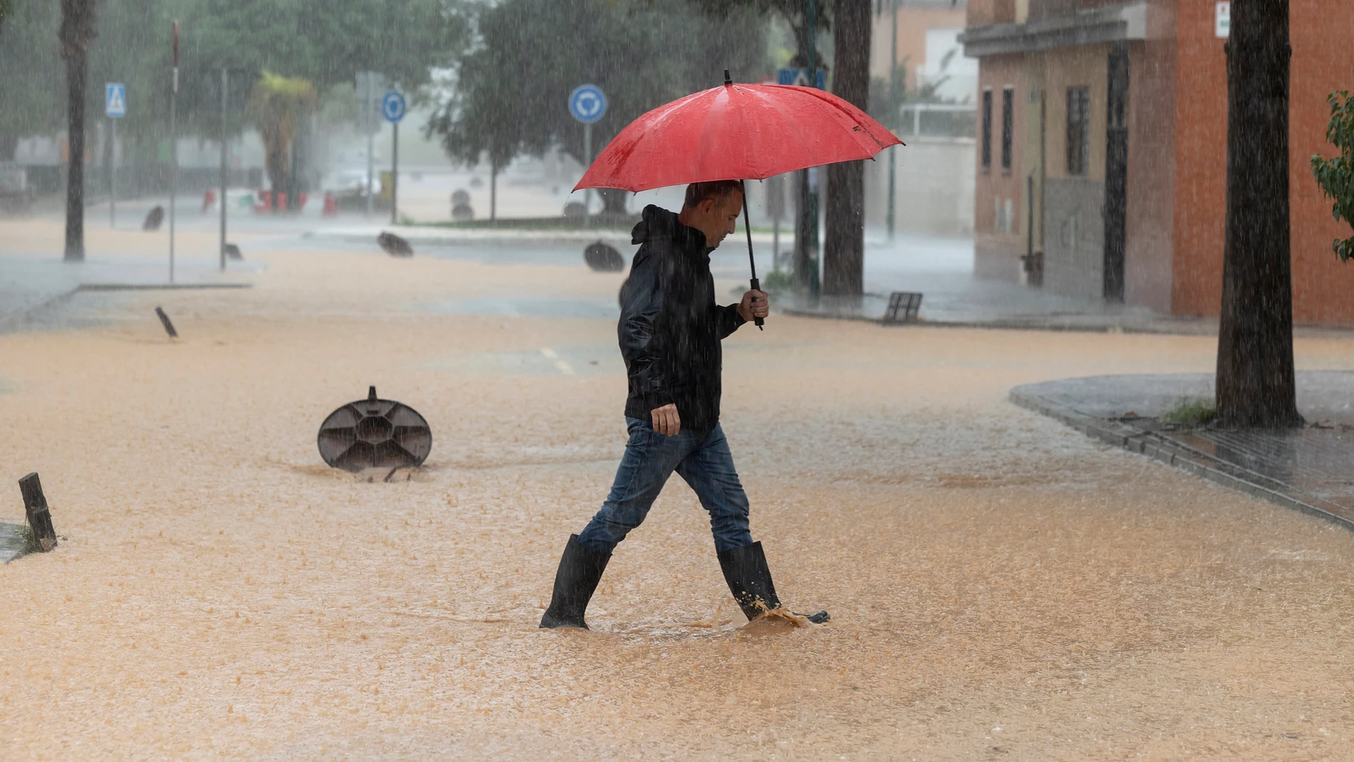 Un hombre camina por una calle en la barriada de Campanillas en Málaga