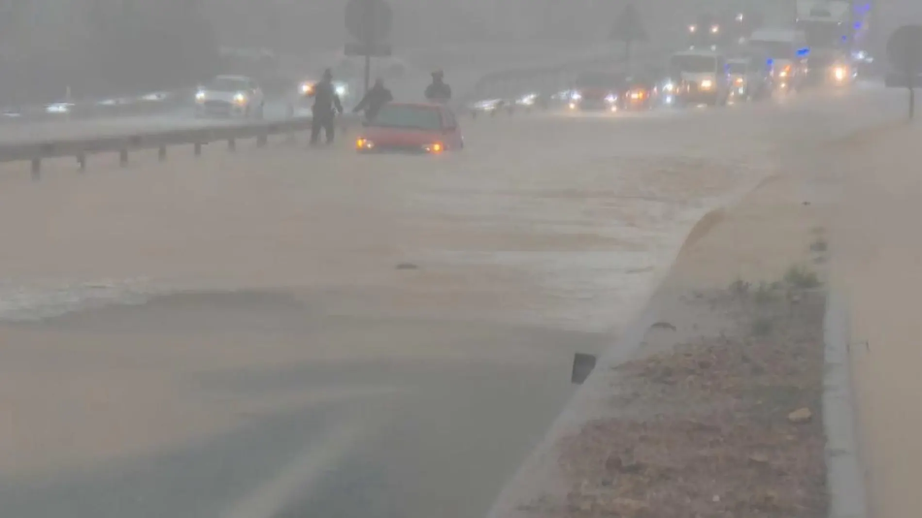 Imagen del rescate realizado en la A-3 el día de la DANA por un grupo de guardias civiles