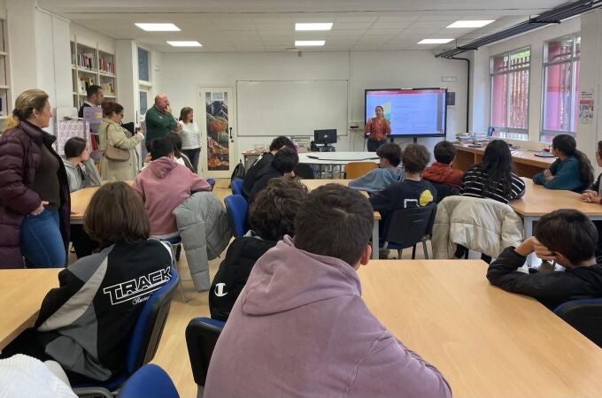 Más de 1.300 estudiantes de 30 colegios e institutos participan en talleres para combatir las noticias falsas