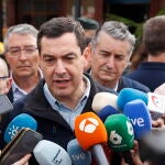Juanma Moreno visita el municipio de Benagarmosa (Málaga)