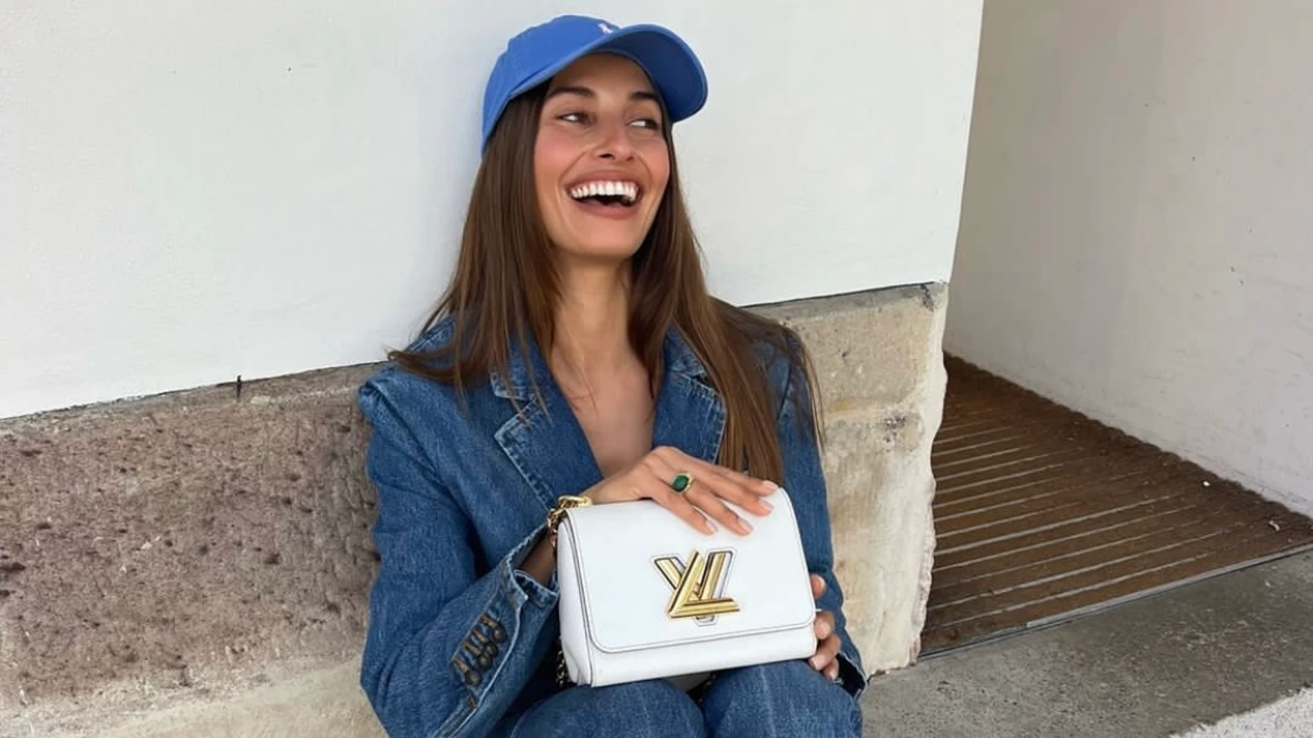 La influencer Dominique Elissa con piel bronceada.