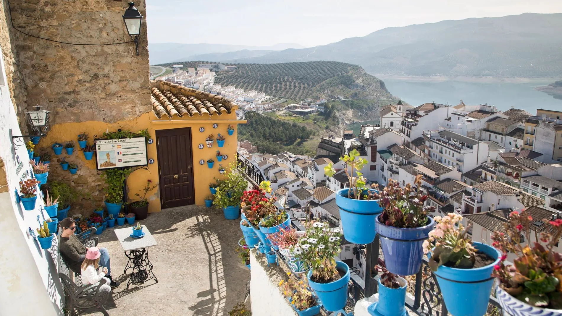 Ni Marbella ni Mojácar, el pueblo rodeado de agua que es uno de los más bonitos de España según National Geographic