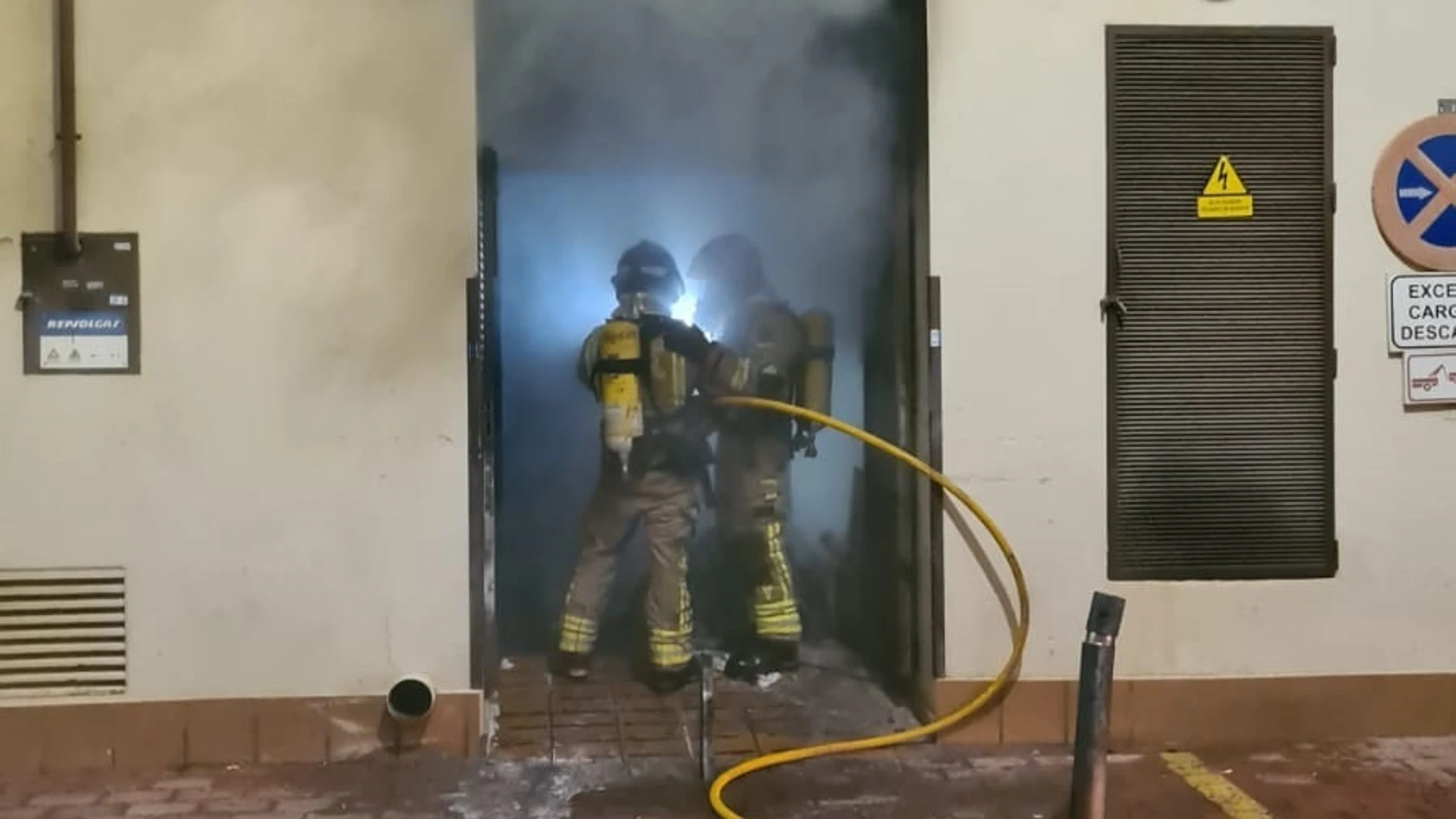 Bomberos del CEIS sofocan un incendio declarado en el cuarto de contenedores de un hotel en San Pedro del Pinatar (Murcia)