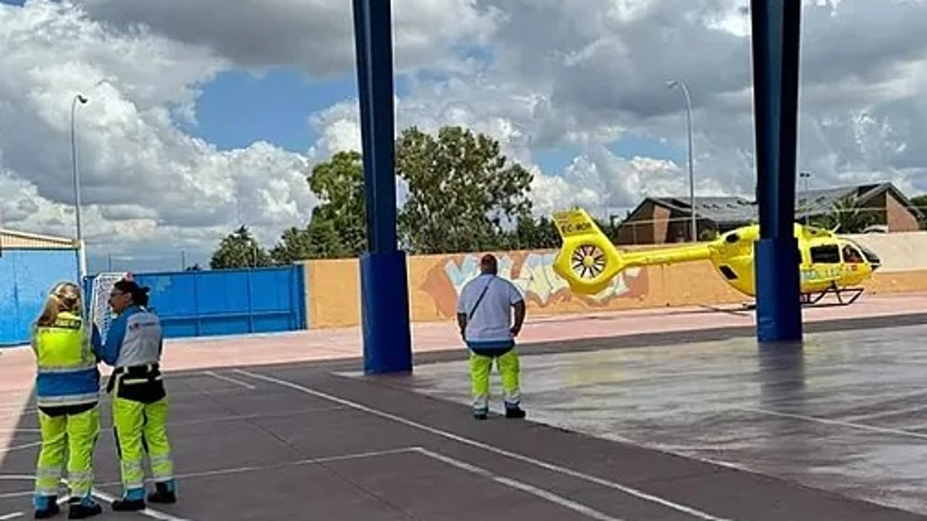 Efectivos del Summa en el patio del colegio