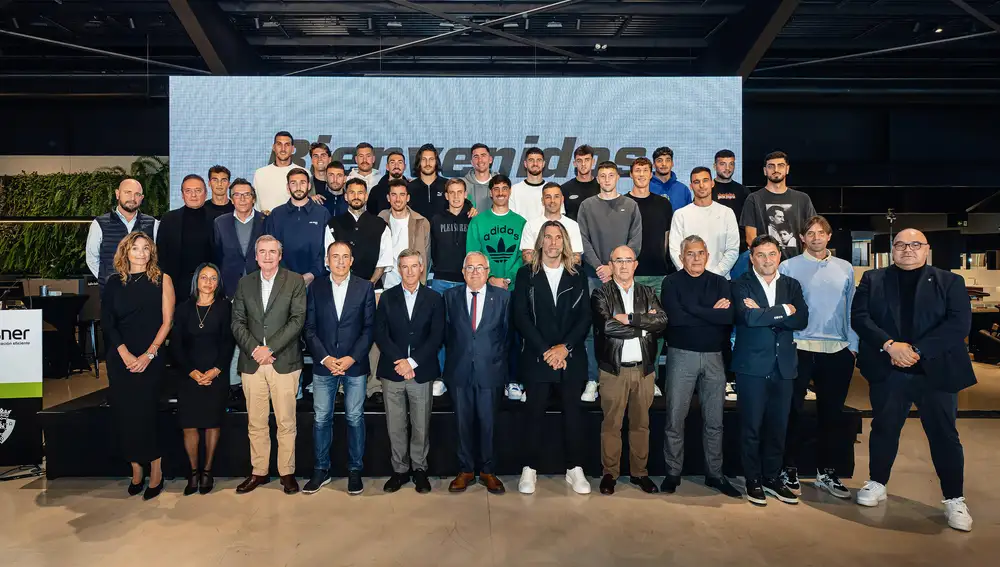 Futbolistas del Osasuna junto al presidente Luis Salbaza