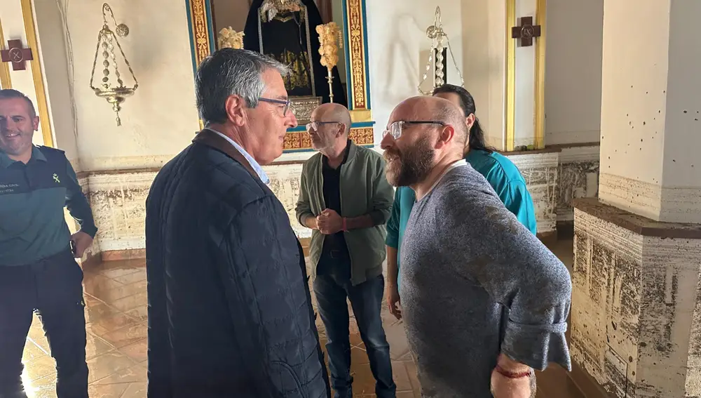 El presidente de la Diputación de Málaga, Francisco Salado, y el alcalde de Benamargosa, Salvador Salas, en la visita a las zonas afectadas por el temporal del 13 de noviembre