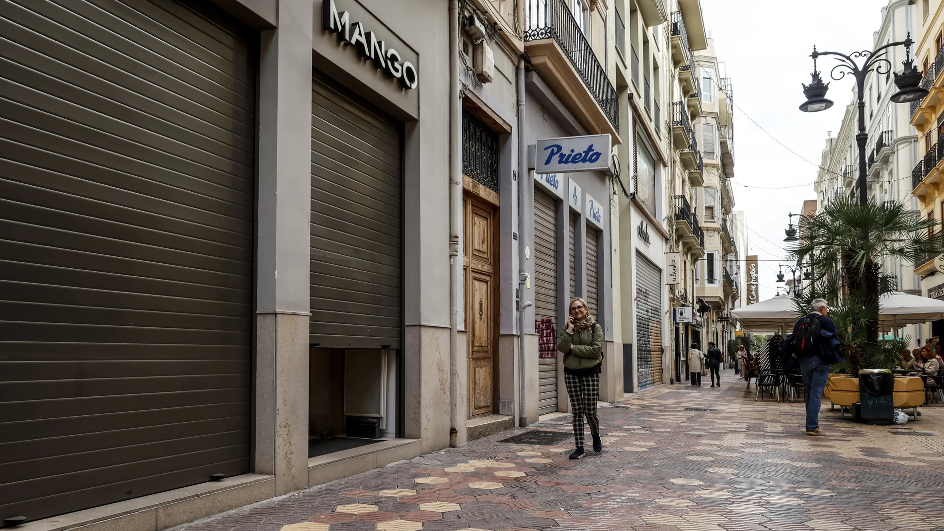 Comercios cerrados, a 14 de noviembre de 2024, en Valencia, Comunidad Valenciana (España).