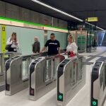 Viajeros en el metro de Málaga