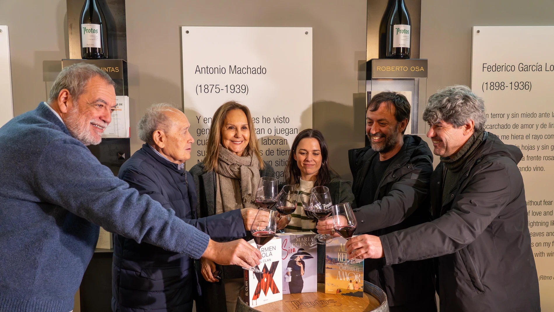 Bodegas Protos nombra nuevos miembros de 'El Reino de las Letras' a María Dueñas, Carmen Mola y Alice Kellen: En la imagen brindan junto a Edmundo Bayón, presidente de Bodegas Protos