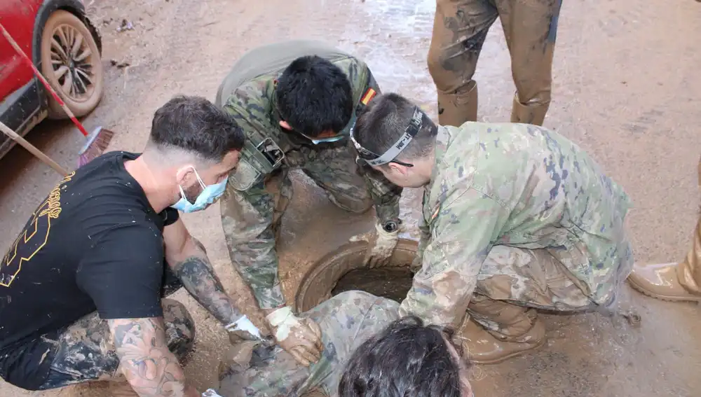 La Brigada Guzmán el Bueno del Ejército de Tierra entrando en el alcantarillado de Sedaví