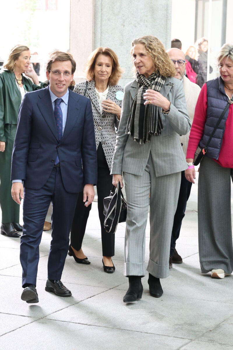 La Infanta Elena en el Rastrillo de Navidad Nuevo Futuro.