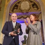 Miquel Roca junto a la presidenta del Congreso, Francina Armengol, en la entrega del XXX Premio Pelayo