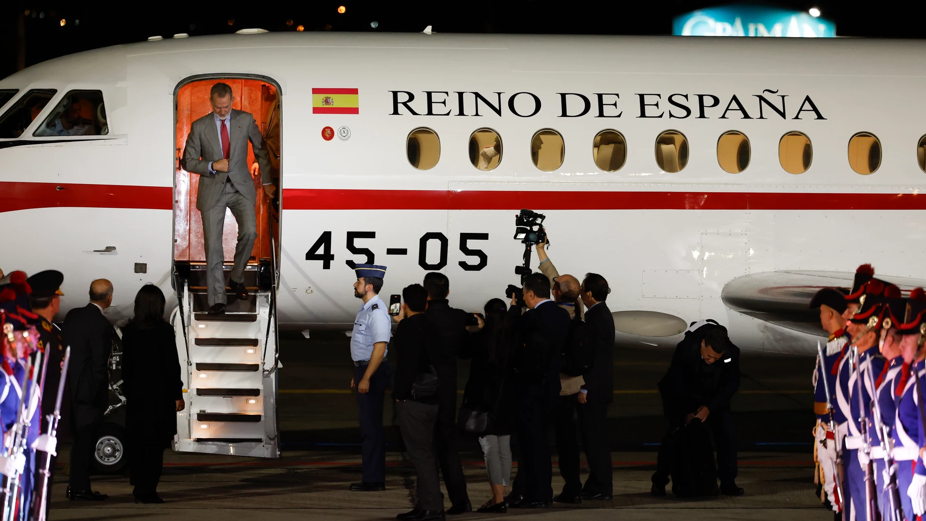AMDEP9729. CUENCA (ECUADOR), 13/11/2024.- El rey Felipe VI (i) desciende de un avión a su llegada este miércoles, al aeropuerto Internacional Mariscal La Mar en Cuenca (Ecuador). Felipe VI participará en la XXIX Cumbre Iberoamericana. EFE/ Mariscal