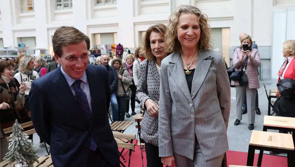 José Luis Martínez-Almeida en el rastrillo de Nuevo Futuro junto a la infanta Elena