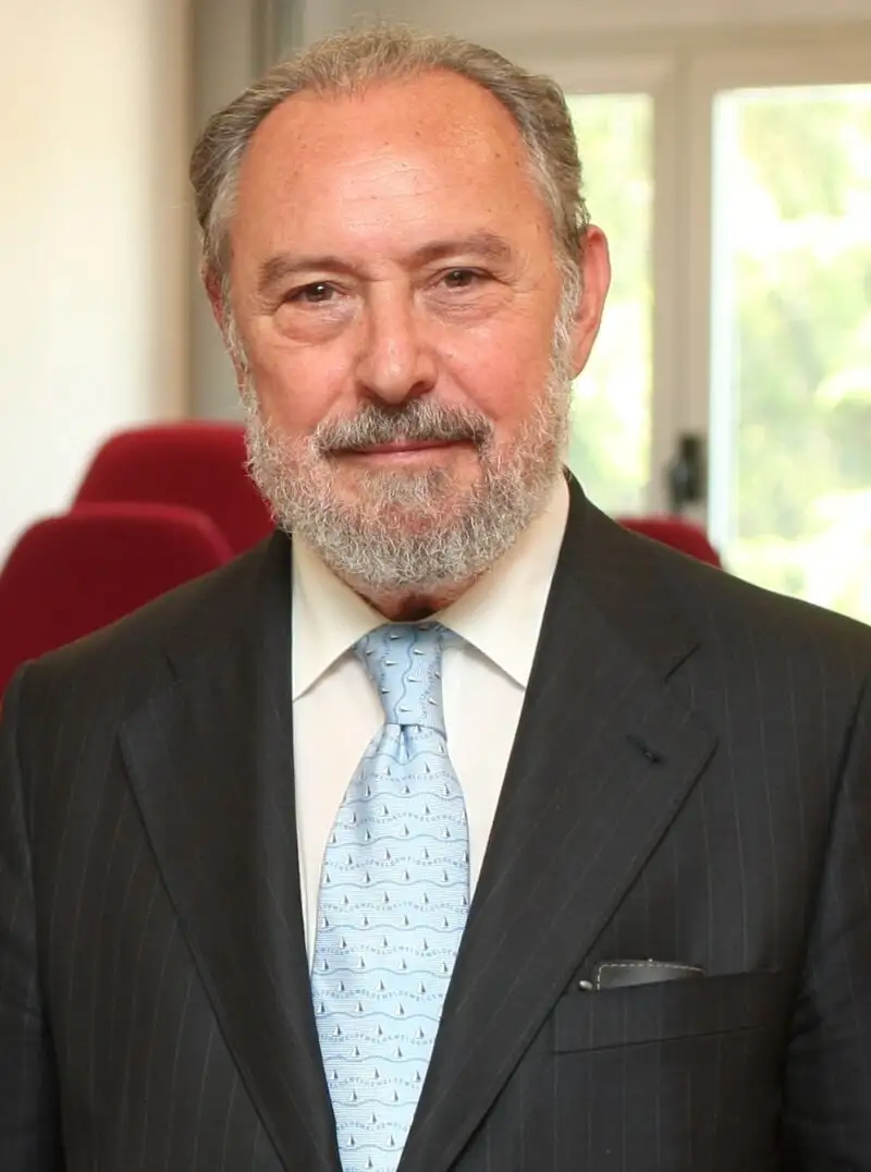La AJFV da su premio a la Independencia Judicial al exmagistrado del TC Manuel Aragón por huir de "intereses políticos"