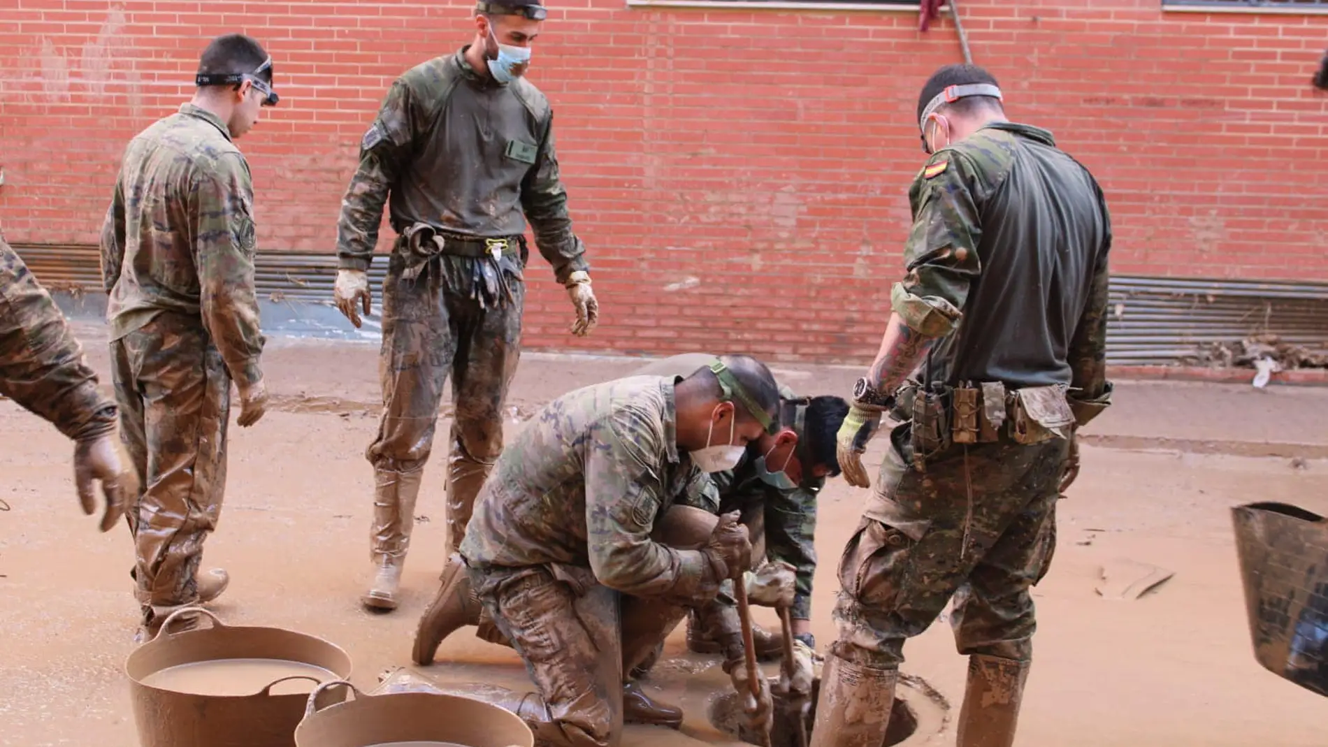 La Brigada Guzmán el Bueno del Ejército de Tierra entrando en el alcantarillado de Sedaví