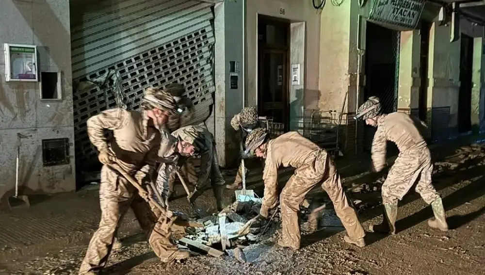 Infantería de Marina retirando escombros en calles de los pueblos afectados de Valencia