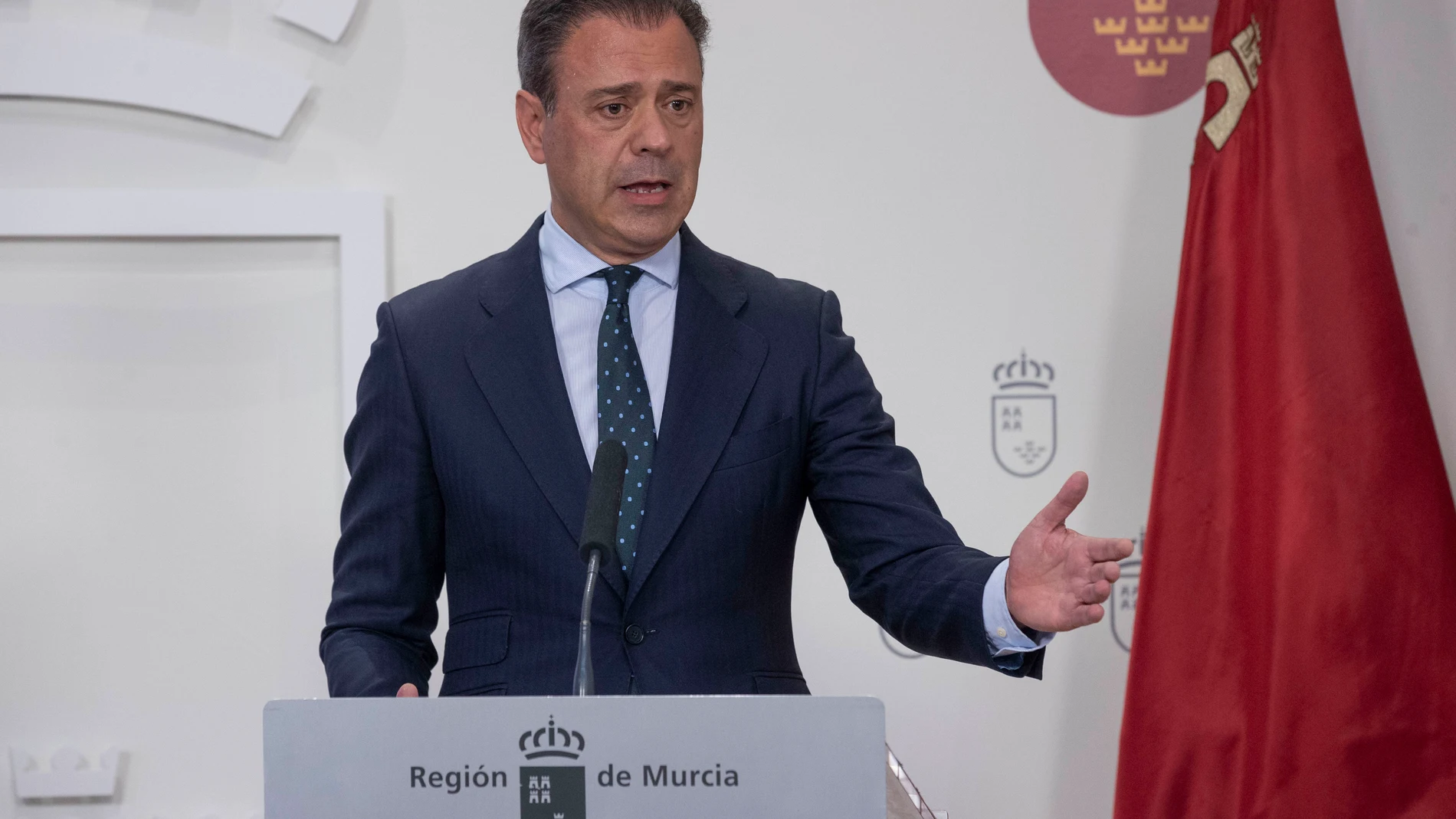 MURCIA, 14/11/2024.- El consejero de presidencia y portavoz del gobierno de Murcia Marcos Ortuño, durante un momento de la rueda de prensa que ha ofrecido para informar de las decisiones tomadas en reunión de consejo de gobierno, este jueves en el Palacio de San Esteban. EFE/Marcial Guillén