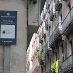 Un aviso de cámaras de videovigilancia en la calle Escudellers de Barcelona