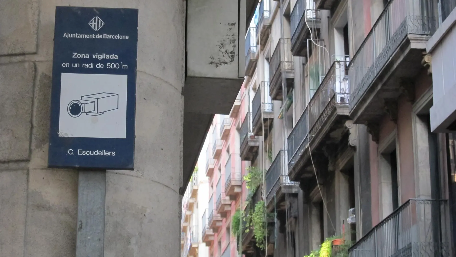 Un aviso de cámaras de videovigilancia en la calle Escudellers de Barcelona