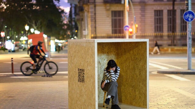 En el marco del programa henka, se ha instalado un cubo frente a la CASA Seat para dar visibilidad al aislamiento, la angustia y la vulnerabilidad que pueden experimentar los jóvenes y adolescentes