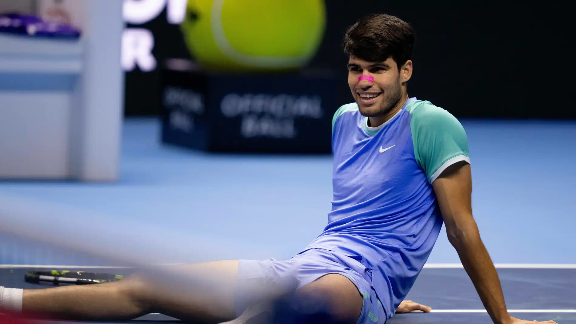 15 November 2024, Italy, Turin: Spanish tennis player Carlos Alcaraz sits on the ground during his Men's Singles ATP World Tour Finals group stage tennis match against German Alexander Zverev at the Inalpi Arena. Photo: Marco Alpozzi/LaPresse via ZUMA Press/dpa Marco Alpozzi/LaPresse via ZUMA / DPA 15/11/2024 ONLY FOR USE IN SPAIN