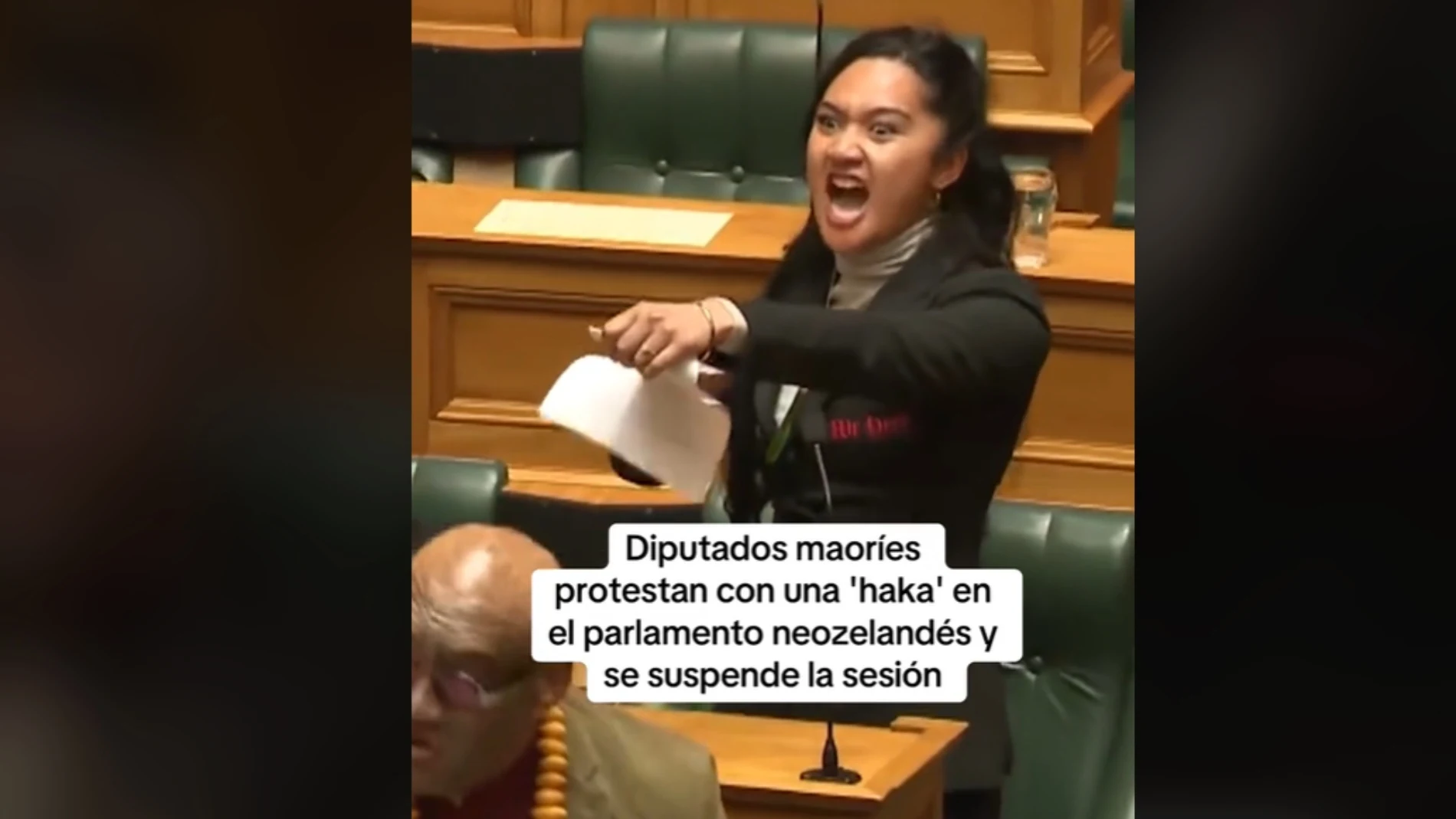 Diputados neozelandeses protestan en el Parlamento bailando 'haka'