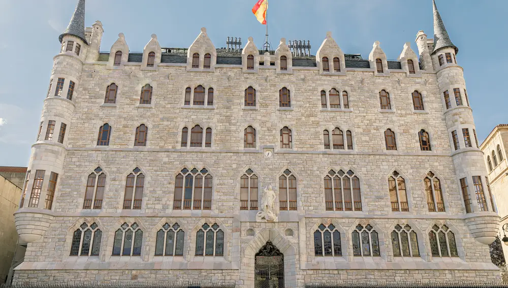 Las Cortes de CyL respaldan por unanimidad la candidatura de Casa Botines y Palacio Gaudí para ser Patrimonio Mundial