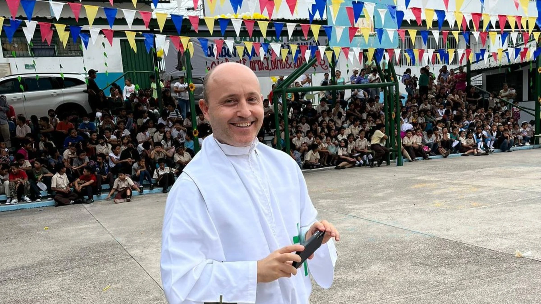 El sacerdote Álvaro Ramos vive en Honduras